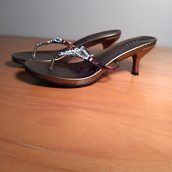 Kenneth Cole Reaction Womans Kitten Heel 2 " Bronze Rhinestone Sandals SZ 6 - Picture 3 of 9